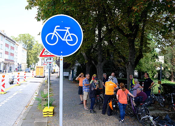 2024-08-Exkursion_Bonn_-_ADFC_NRW_27 Das fachkundige Netzwerk diskutiert die Planungen an der Adenauerallee. Man ist sich einig, dass durch den Umbau deutlich sicherere Radinfrastruktur geschaffen wird.
