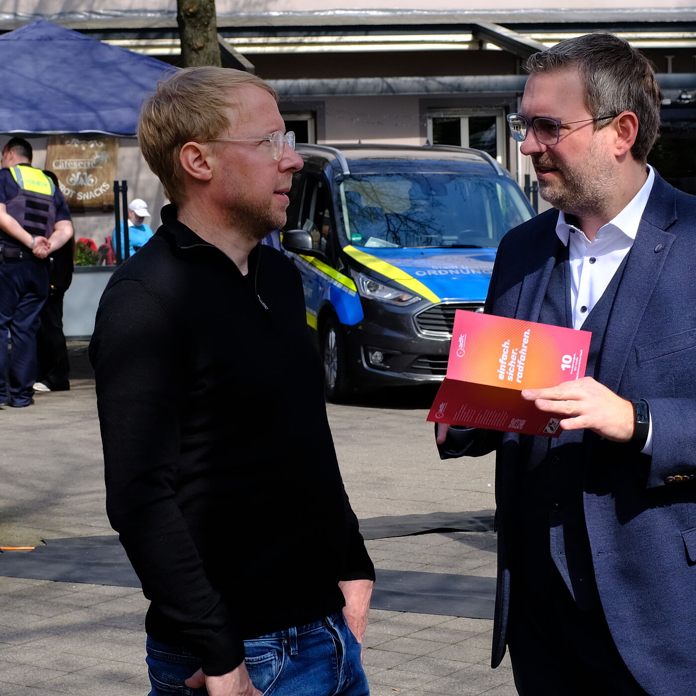 Gespräch zweier Personen. 