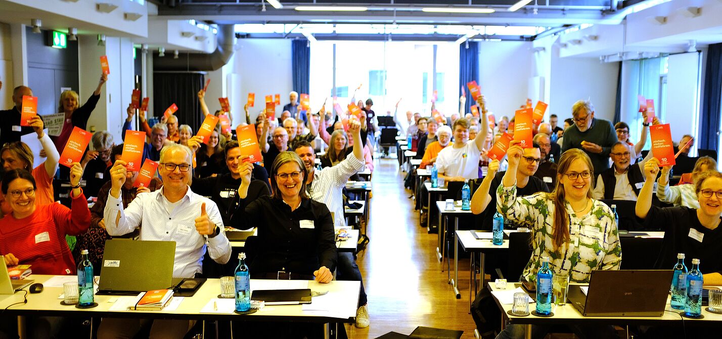 Delegierte jubeln zum Kampagnenstart Die Delegierten jubeln zum Kampagnenstart bei der Landesversammlung 2026 am 18. April 2026 in Münster.