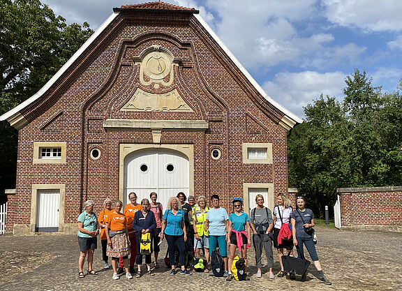 ADFC Frauennetzwerk NRW zu Gast im Haus Rüschhaus Radfahrerinnen in bunter Kleidung vor dem historischen Gebäude Haus Rüschhaus