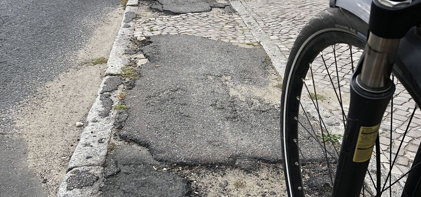 Sanierungsbedürftiger Radweg