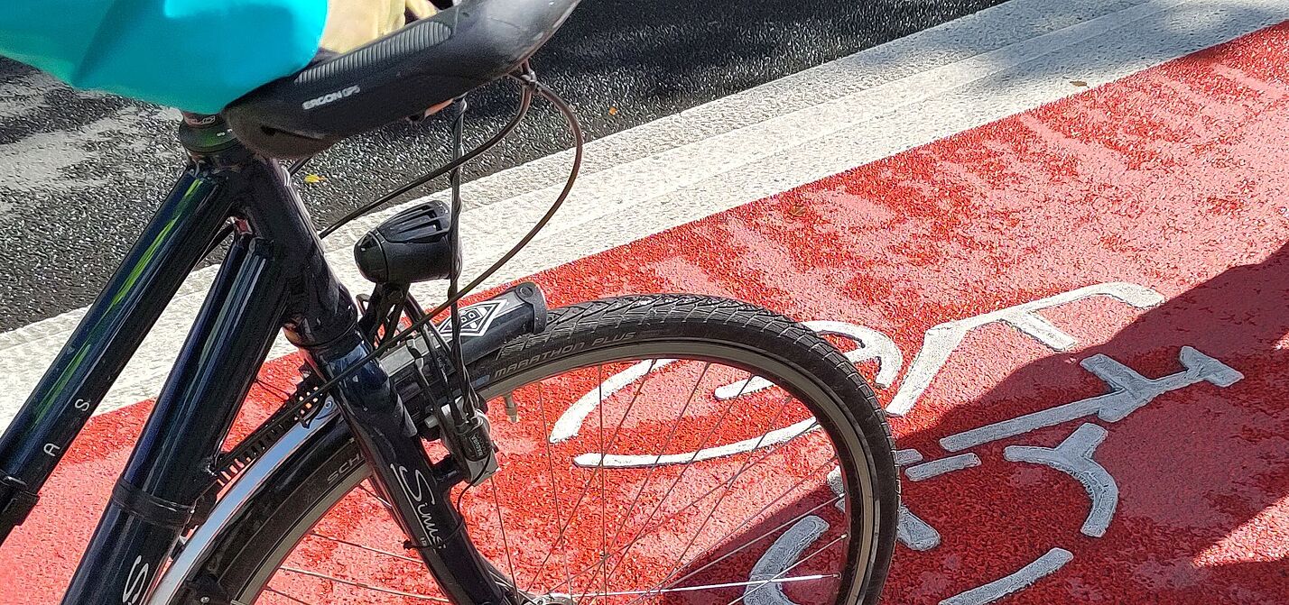 Radfahrstreifen mit roter Einfärbung. Radfahrstreifen mit roter Einfärbung.
