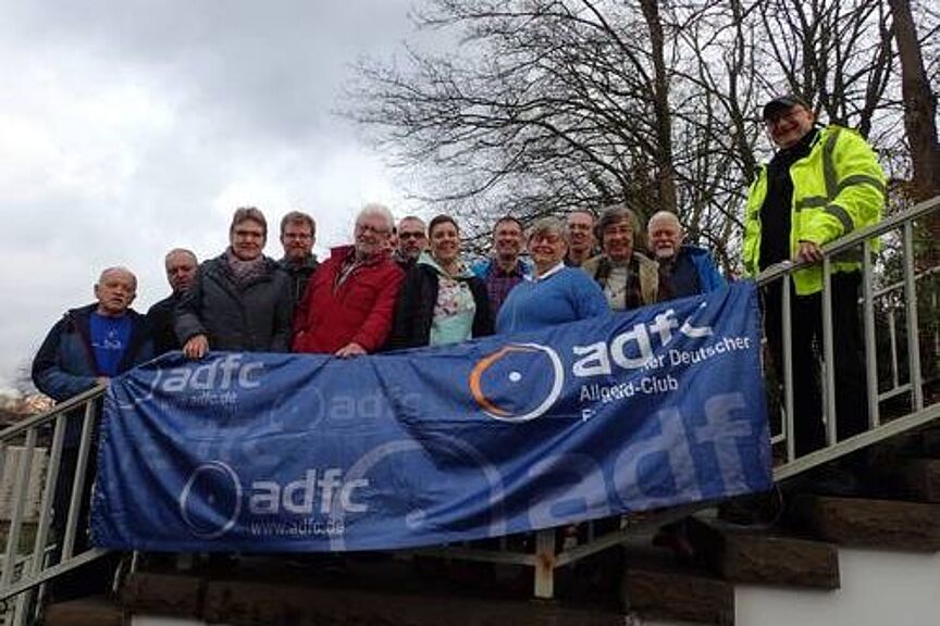 Die Aktiven im KV Die Aktiven im KV des ADFC Oberhausen/Mülheim stehen auf einer Treppe