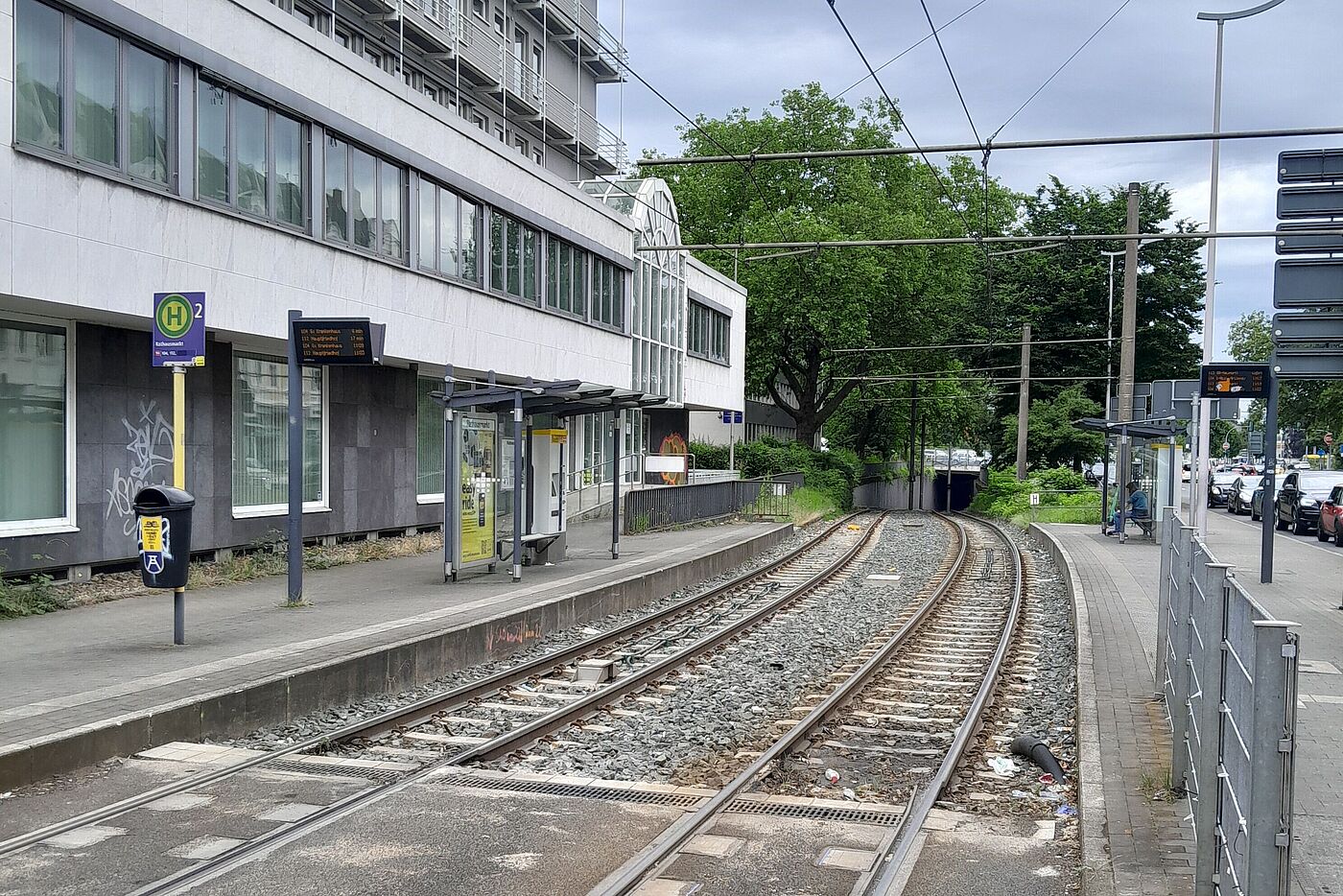 Ein Foto des abrissreifen AOK Hauses in der Mülheimer Innenstadt