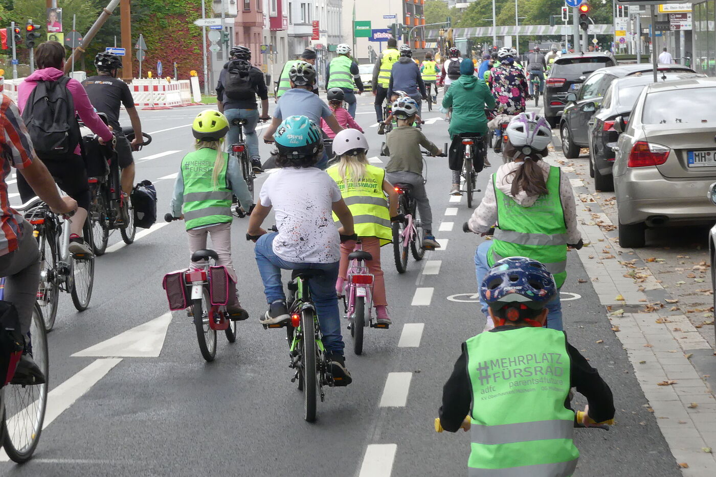 Das Bild zeigt teilnehmende Kinder auf der KidicalMass in Mülheim an der Ruhr im September 2021. 