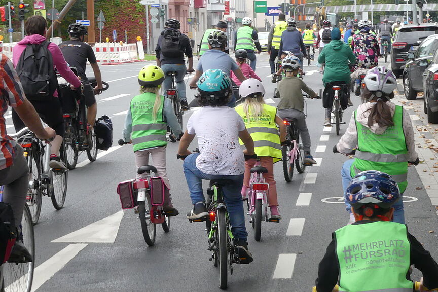 Viele Kinder bei der Kidical Mass im September 2021 Das Bild zeigt teilnehmende Kinder auf der KidicalMass in Mülheim an der Ruhr im September 2021.