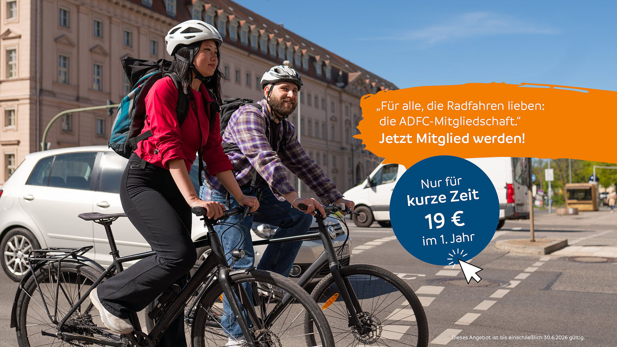 Zwei Menschen mit Fahrradhelm fahren auf Fahrrädern durch eine Stadt. Im Bild steht ein Angebot zur ADFC-Mitgliedschaft für 19 Euro im ersten Jahr.