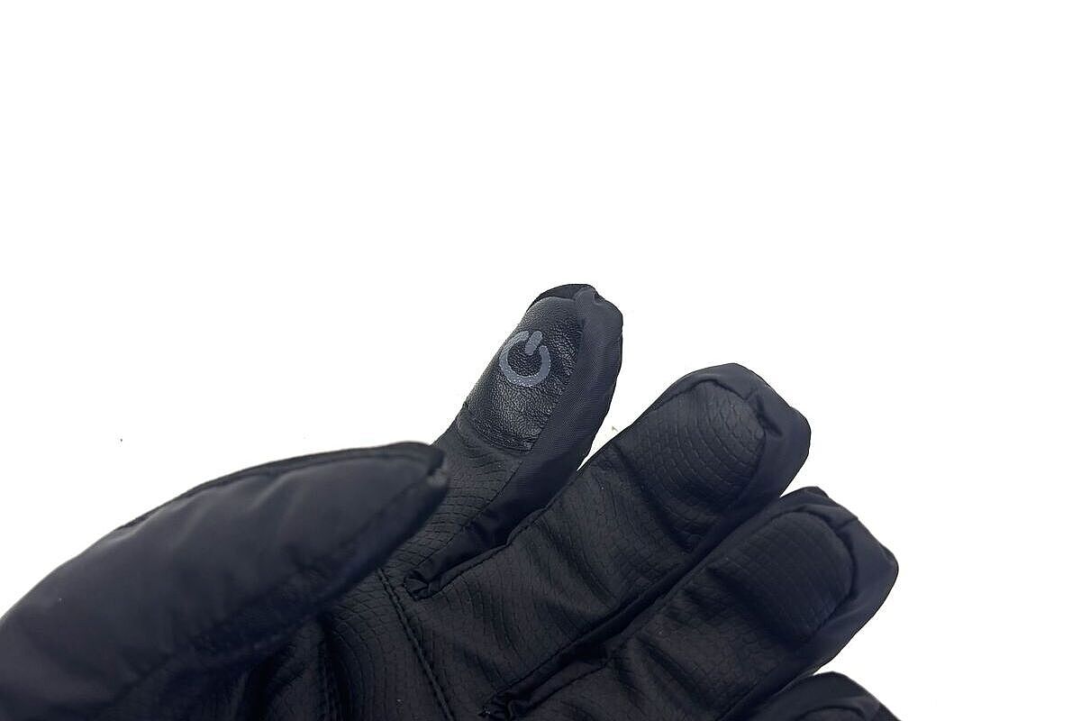 Cityliner Finger Schwarzer, gepolsterter Handschuh, dessen Zeigefinger eine Touchscreen-Markierung trägt.