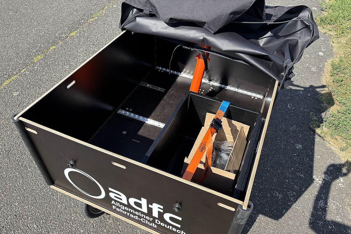 Chike Box offen Blick von oben in die Box eines Lastenrads.